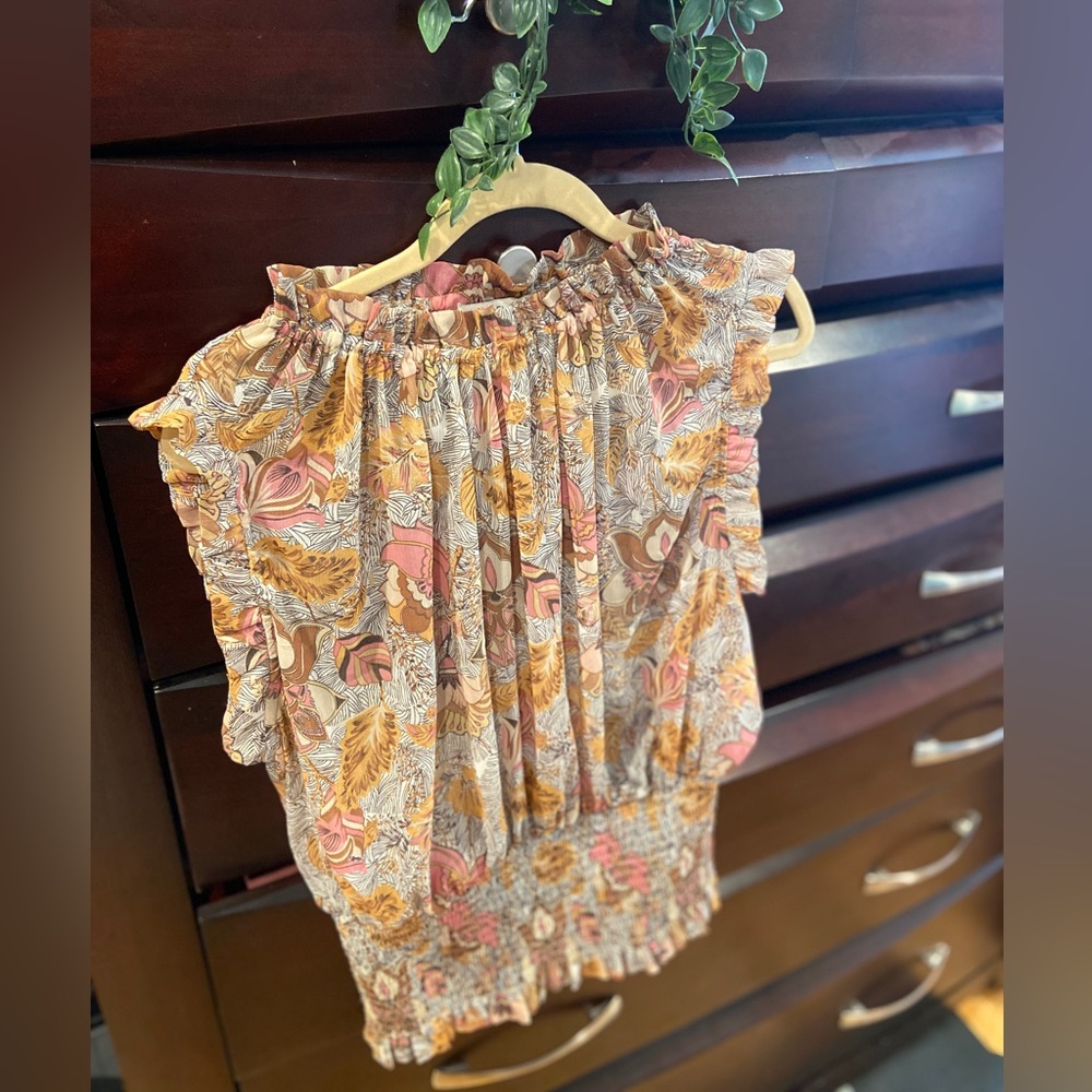 Gorgeous flowy floral top with stretchy ruched waistline